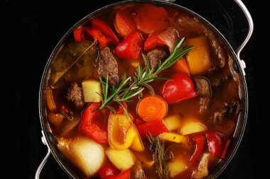 Sebzeli et güveci. Masada patates, havuç ve otlu biftek güveci.. 
