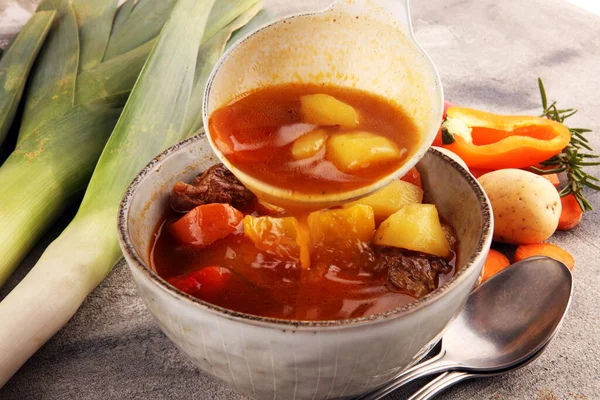 Guiso Carne Con Verduras Estofado Carne Con Patatas Zanahorias Hierbas —  Fotos de Stock