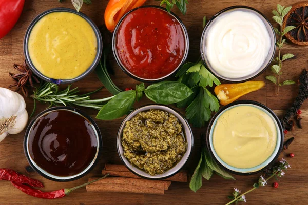 Sortimento Molhos Conjunto Vários Molhos Taças Com Ketchup Maionese Pesto — Fotografia de Stock