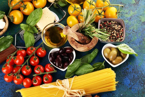 Italiaanse Voedselachtergrond Met Kruiden Specerijen Wijntomaten Basilicum Spaghetti Olijven Parmezaanse — Stockfoto