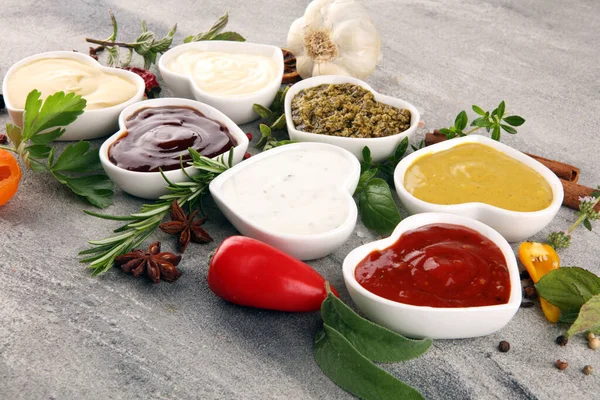 Sortimento Molhos Conjunto Vários Molhos Taças Com Ketchup Maionese Pesto — Fotografia de Stock