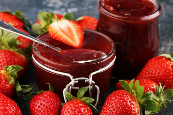草莓果酱在玻璃瓶里 带有草莓和叶子的乡村背景 自制草莓果冻和水果 — 图库照片