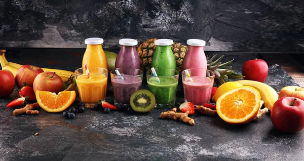 Gyümölcsturmixok Választéka Üvegpalackokban Friss Bio Smoothie Hozzávalók Smoothies Egészségügyi Vagy — Stock Fotó