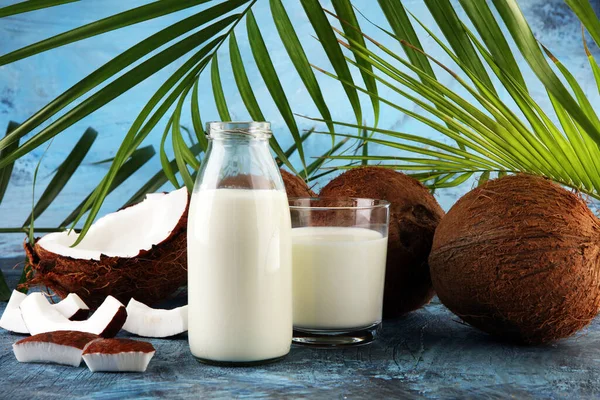 Kokosmjölk Och Färska Nötter Och Palmblad Bakgrunden Mogna Kokosfrukter — Stockfoto