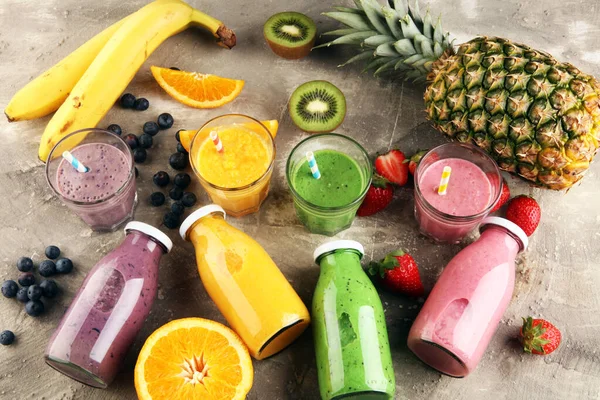 Smoothie Variáció Egészséges Életmód Koncepció Több Palack Gyümölcs Bogyólevekkel Turmixok — Stock Fotó