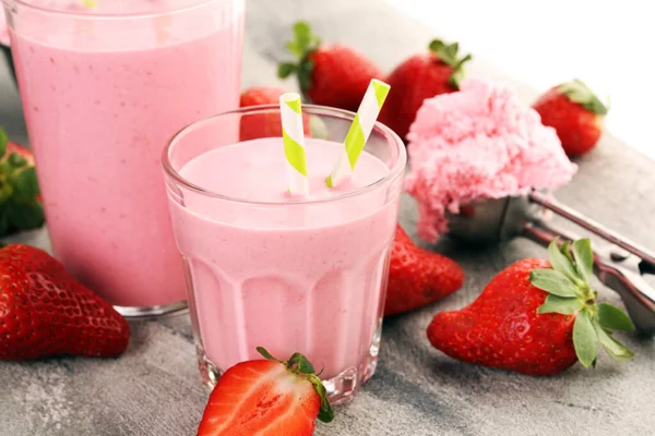 Glass Fresh Strawberry Shake Smoothie Milkshake Fresh Strawberries Table Healthy — Stock Photo, Image