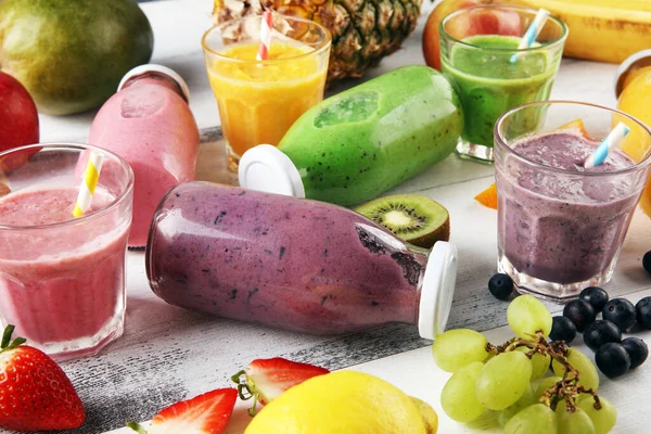 ガラス瓶の中のフルーツスムージーの盛り合わせ 新鮮な有機スムージー成分 健康やデトックス食の概念のためのスムージー — ストック写真