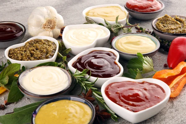 Sortimento Molhos Conjunto Vários Molhos Taças Com Ketchup Maionese Pesto — Fotografia de Stock