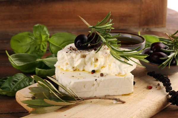 Греческий Сыр Фета Розмарином Оливками Здоровый Ингредиент Приготовления Салата Нарезанный — стоковое фото
