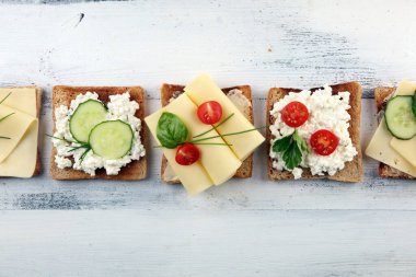 Sarı peynirli kanepe veya krem peynirli ve domatesli. Kahvaltıda ekmek ya da peynirli tost