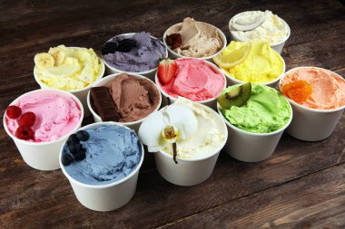 Taze yaban mersini, çilek, kivi, limon ve vanilya aromalı çeşitli dondurma çeşitleri. Yaz ve Tatlı dondurma