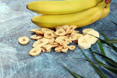 Ev yapımı kurutulmuş muz cipsi ve taze muz ve dilimler.