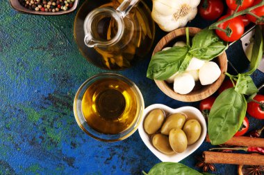 İtalyan yemek arkaplanı, baharat, domates, fesleğen, spagetti, zeytin, parmesan, zeytinyağı, sarımsak, biber ve biberiye.