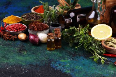 Baharatlar ve otlar masada. Sofrada yemek ve mutfak malzemeleri