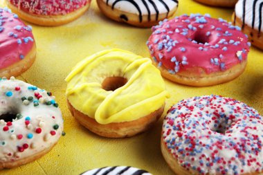 Çikolatalı donutlar, pembe jöleli ve şekerli çörekler..