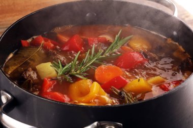 Sebzeli et güveci. Masada patates, havuç ve otlu biftek güveci.. 