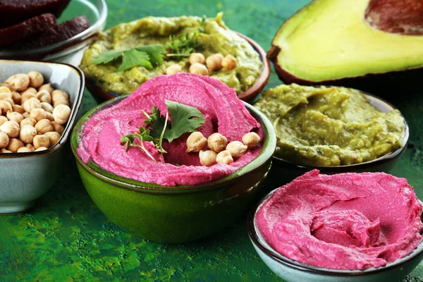 Różne Kolorowe Hummus Buraki Hummus Hummus Awokado Rustykalnym Tle Veggie — Zdjęcie stockowe