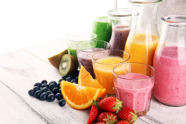 Sortimento Smoothies Frutas Garrafas Vidro Ingredientes Orgânicos Frescos Smoothie Smoothies — Fotografia de Stock