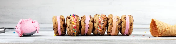 Eis Sandwiches Chocolate Chip Cookie Ice Cream Sandwich Auf Dem — Stockfoto