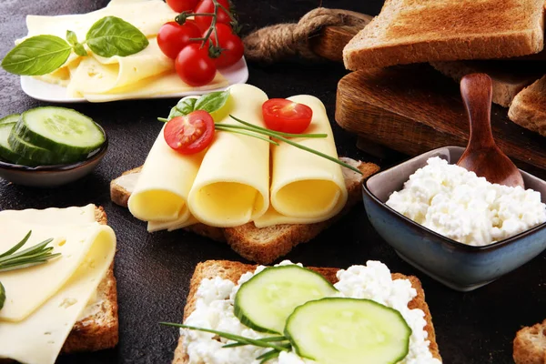 Canape Met Gele Kaas Roomkaas Tomaat Brood Toast Met Kaas — Stockfoto