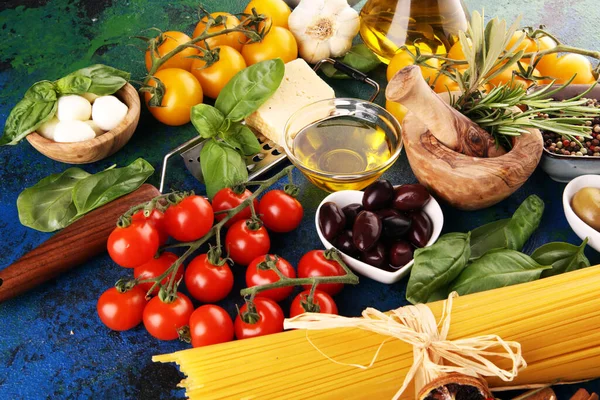 Italian Food Background Herbs Spices Vine Tomatoes Basil Spaghetti Olives — Stock Photo, Image