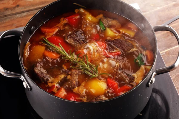 Guiso Carne Con Verduras Estofado Carne Con Patatas Zanahorias Hierbas —  Fotos de Stock