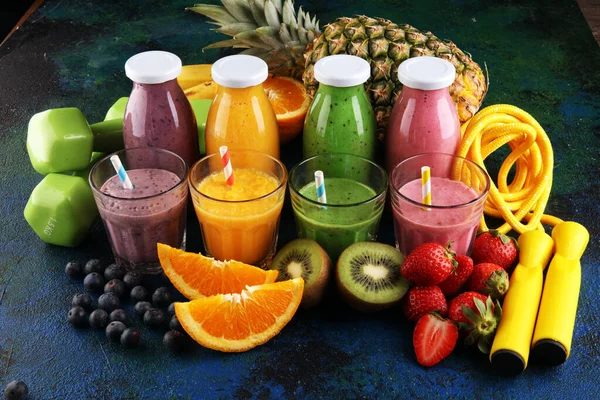 Smoothie Variáció Egészséges Életmód Koncepció Sport Fitness Felszerelés Több Üveg — Stock Fotó