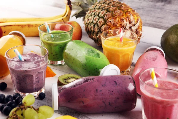 Sortimento Smoothies Frutas Garrafas Vidro Ingredientes Orgânicos Frescos Smoothie Smoothies — Fotografia de Stock