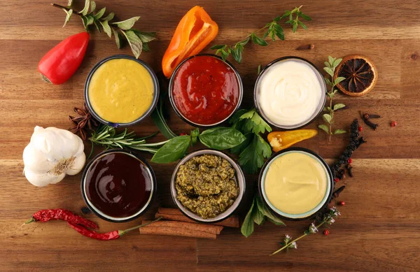 Saucen Sortiment Vorhanden Set Verschiedener Soßen Schüsseln Mit Ketchup Mayonnaise — Stockfoto