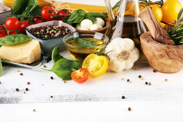 Italian Food Background Herbs Spices Vine Tomatoes Basil Spaghetti Olives — Stock Photo, Image