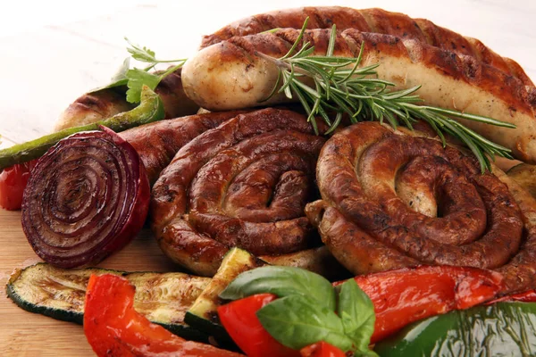 Surtido Deliciosa Carne Parrilla Con Verduras Una Barbacoa Con Salchichas — Foto de Stock