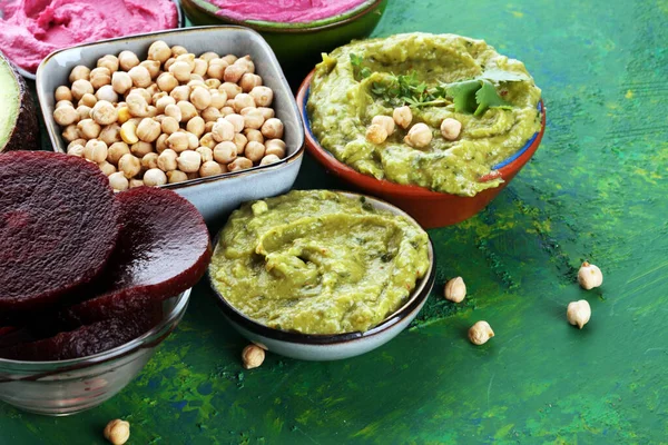 Különböző Színű Hummus Cékla Hummus Hummus Avokádóval Rusztikus Háttérrel Vega — Stock Fotó