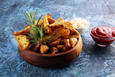 Köy arka planında taze kekik ile kızartılmış patatesli fırın.