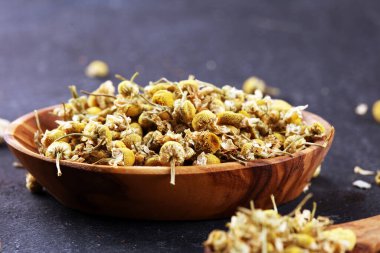 Kırsal yüzeyde kurumuş papatya yığını var. Sağlıklı beslenme, bitkisellik ve papatya çayı ile alternatif tıp