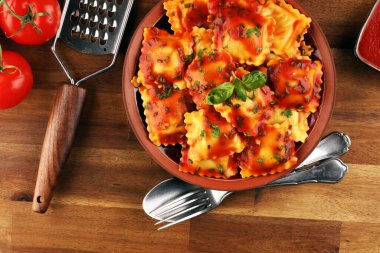 Domates soslu ve fesleğenli Ravioli. Akşam yemeği için ev yapımı İtalyan mantısı.