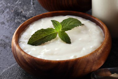 Geleneksel ve lezzetli sütlü sütlü pirinç pudingi.