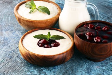 Pirinç lapası ya da sütlü sütlü sütlü sütlü puding. Lezzetli bir kahvaltı için eski bir kasede şerbet..
