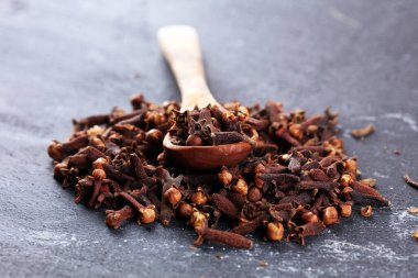 Eski kırsal arka planda taze kurutulmuş karanfil baharat dokusu