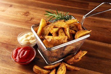 Köy arka planında taze kekik ile kızartılmış patatesli fırın.