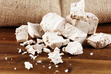 Kuru maya parçalandı ve hamur işi için maya küpü bloğu.