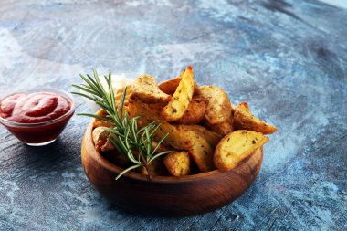 Köy arka planında taze kekik ile kızartılmış patatesli fırın.