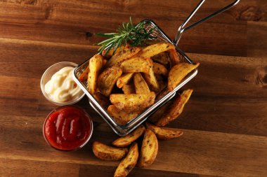 Köy arka planında taze kekik ile kızartılmış patatesli fırın.