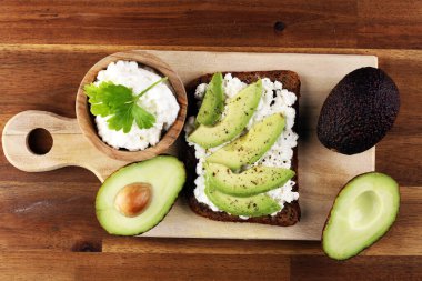Avokadolu sandviç ve...