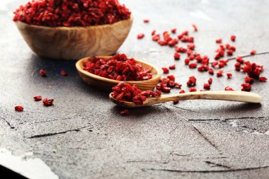 Kırsal arka planda kasede bir yığın kuru böğürtlen.