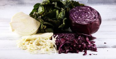 Üç taze organik lahana kafası. Antioksidan dengeli diyet kırmızı lahana, beyaz lahana ve taze savoy ile yemek