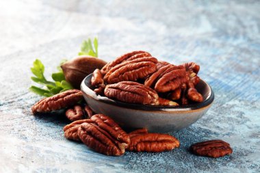 Kırsal bir masada taze fındık.