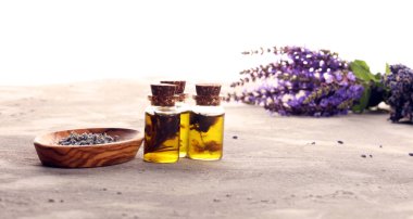 Lavanta bitkisi yağı ve lavanta çiçeği. Aromaterapi güzellik tedavisi için bir şişe lavanta masajı yağı.