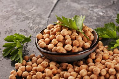 Bir kasede çiğ nohut. Nohut besleyici bir yemektir. Sağlıklı ve doğal vejetaryen yemekleri.