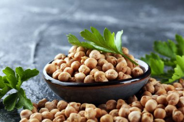 Bir kasede çiğ nohut. Nohut besleyici bir yemektir. Sağlıklı ve doğal vejetaryen yemekleri.