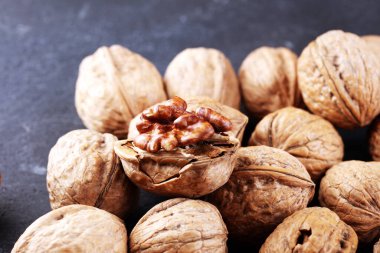 Ceviz çekirdekleri ve kırsal masada sağlıklı cevizler.